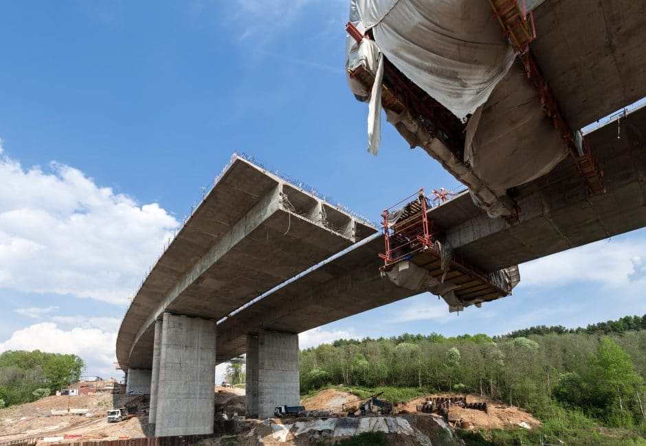 Construction of the bridge by the prestressed concrete method