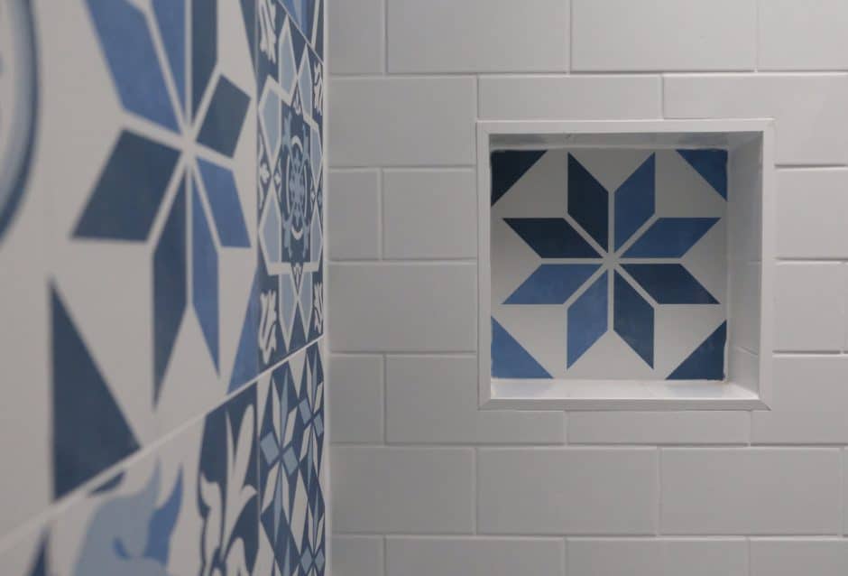 White and blue tiled bathroom, with tiled niche